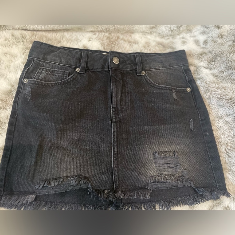 NWOT WE THE FREE BLACK DISTRESSED DENIM SKIRT, SIZE 2